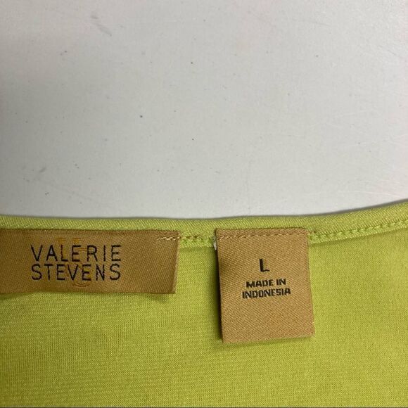 VALERIE STEVENS Women’s Green Studded Top Size Large Short Sleeves Cowl Neck - Picture 7 of 8